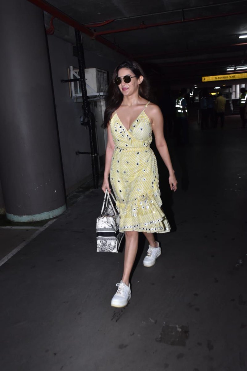 E24bollynews's tweet photo. Clearly the #Kammo fever is catching on. Amyra Dastur obliges fans while returning from Ahmedabad.
#KammoForever
#Kammo #Jogi #amyradastur https://t.co/TKozpcCXRZ