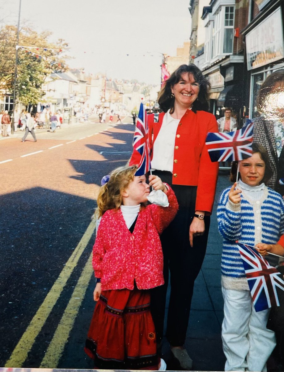 Goldstitch_Emb's tweet photo. 🇬🇧 Sharing our special memory of the Queen and Prince Phillip in 1995 when they visited Chester Le Street. 🇬🇧
I’ve also had the privilege to send embroidered handkerchiefs 🐝 to Buckingham Palace 😌🧵

#royal #specialmoments 
#queenelizabeth #queen #princephilip #chesterlestreet https://t.co/Lu7nc6t6p1