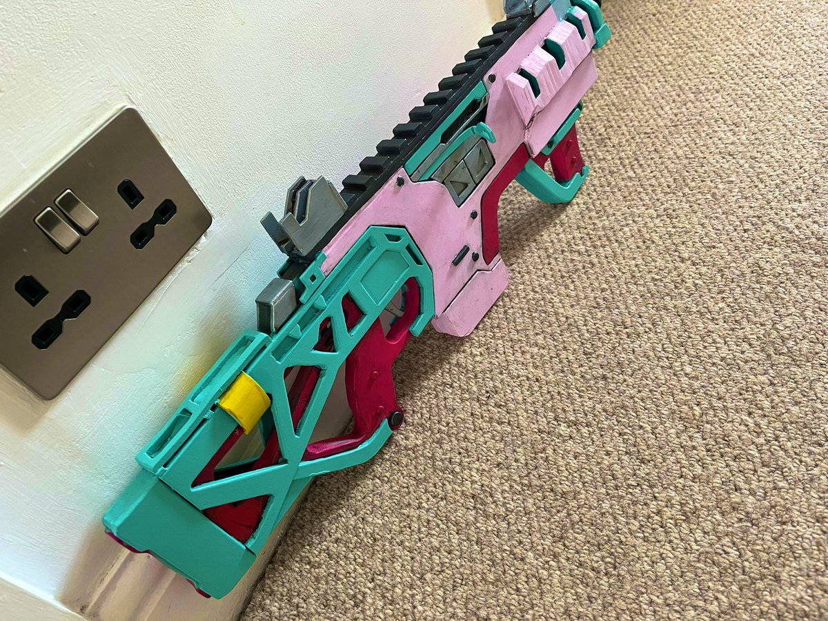 Virus_cosplay's tweet image. Another commission finished✨ this one’s for my beautiful friend @diamonandrade 💖 it’s going to look amazing with your loba💖 
#apexlegends #CARsmg #pastel
