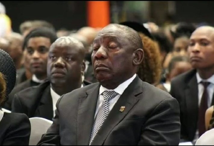 MatsobaneMapo's tweet photo. This one 👇🏿has failed in all aspects.
He must go along with his Bosses Pravin Gordhan and Andre de Ryter. https://t.co/HY2AzDl97M