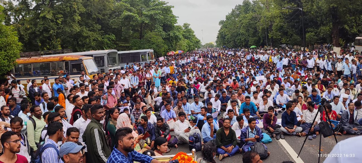 TappanKumar4's tweet photo. @IPR_Odisha Abolish the contractual system and implement equal pay for equal work in odisha. https://t.co/pJF6bASQyD
