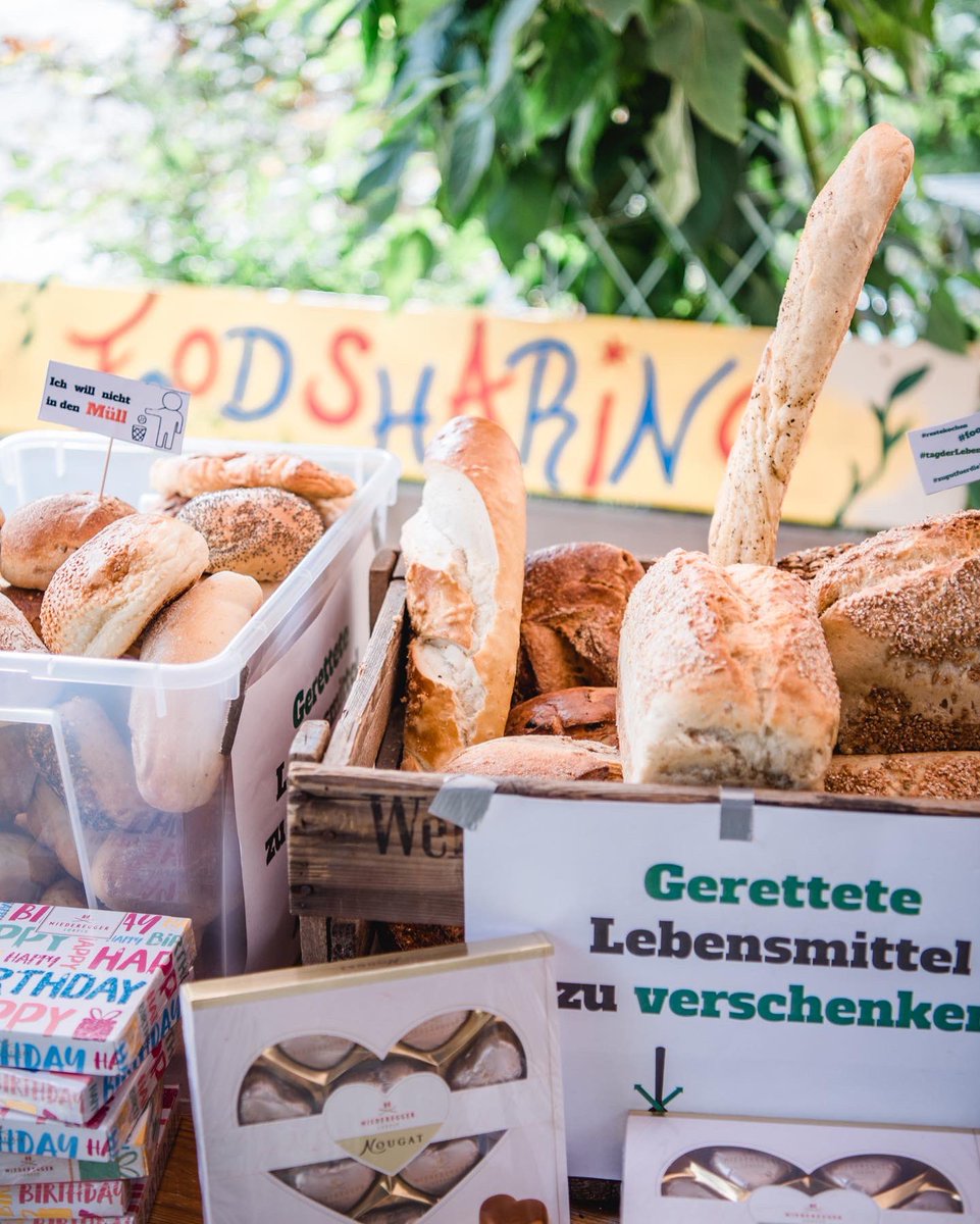Am Samstag waren wir mit einem Infostand/ Pop-Up Fairteiler zu Gast beim Geburtstag von der #streubar dem #unverpacktladen in Barmbek. Die Gäste waren alle sehr interessiert am Thema #Lebensmittelverschwendung und es ergaben sich viele tolle Gespräche. #foodsharing <a href="/FoodsharingDE/">foodsharing - dieser Kanal ist nicht mehr aktiv!</a>