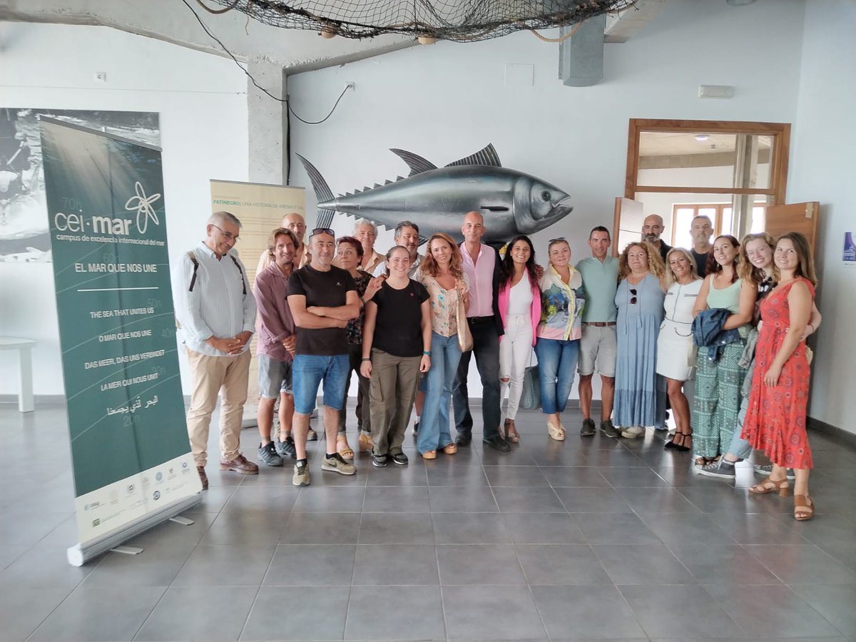 campusdelmar's tweet photo. Inaugurada en #Barbate la exposición itinerante “Una nueva historia de arena y sal”, de difusión y sensibilización para la conservación del Chorlitejo Patinegro en el litoral gaditano. 
Estará en la Lonja Vieja hasta el próximo domingo.
¡Acércate, conócelo, enamórate y cuídalo! https://t.co/iUGyhkHXp8