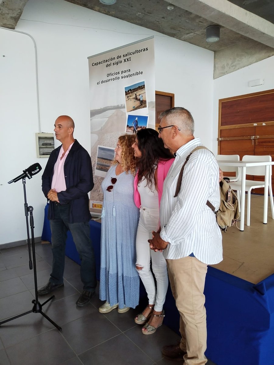 campusdelmar's tweet photo. Inaugurada en #Barbate la exposición itinerante “Una nueva historia de arena y sal”, de difusión y sensibilización para la conservación del Chorlitejo Patinegro en el litoral gaditano. 
Estará en la Lonja Vieja hasta el próximo domingo.
¡Acércate, conócelo, enamórate y cuídalo! https://t.co/iUGyhkHXp8