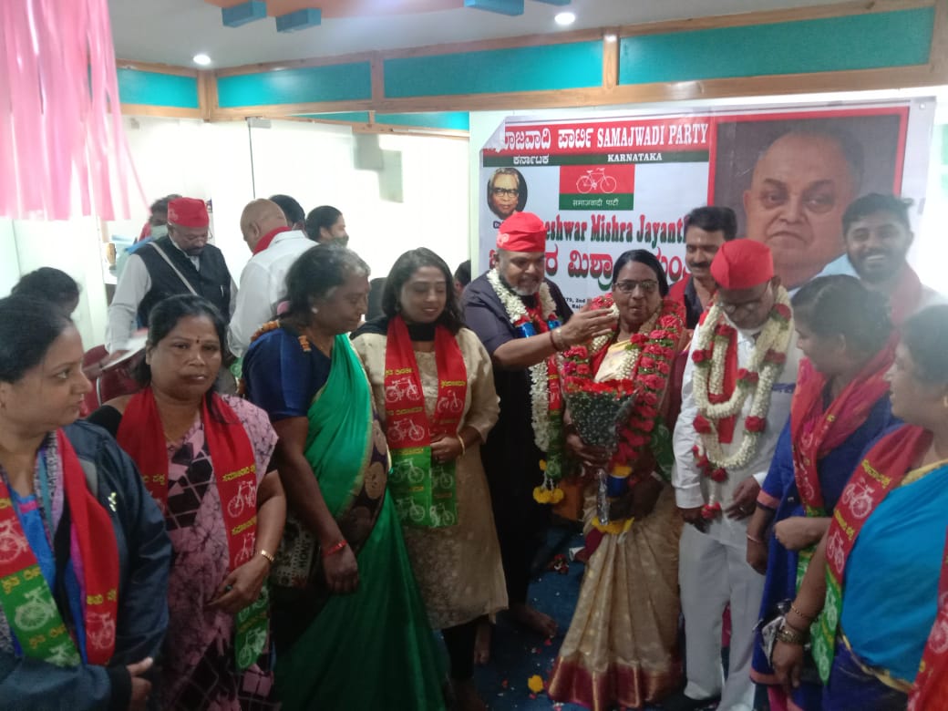 SamajwadipartyK's tweet photo. ಪಕ್ಷದ ರಾಜ್ಯಾಧ್ಯಕ್ಷರಾದ ಶ್ರೀ ಎನ್. ಮಂಜಪ್ಪನವರ ನಾಯಕತ್ವದಲ್ಲಿ ಸದಸ್ಯತ್ವ ಅಭಿಯಾನ ಬಿರುಸುಗೊಂಡಿದೆ
ನಮ್ಮ ಪಕ್ಷ, ಸಿದ್ಧಾಂತದಲ್ಲಿ ನಂಬಿಕೆ ಇಟ್ಟು ಬರುವ ರಾಜ್ಯದ ಜನತೆಗೆ, ಇತರೆ ಪಕ್ಷದ ನಾಯಕರುಗಳಿಗೆ ಆದರದ ಸ್ವಾಗತ
ಬನ್ನಿ, ಎಲ್ಲರೂ ಒಂದಾಗಿ ಸಮ ಸಮಾಜದ ಆಶಯ ಬಿತ್ತೋಣ, ಬೆಳಯೋಣ
@MediaCellSP
@samajwadiparty https://t.co/n6adixl1tO