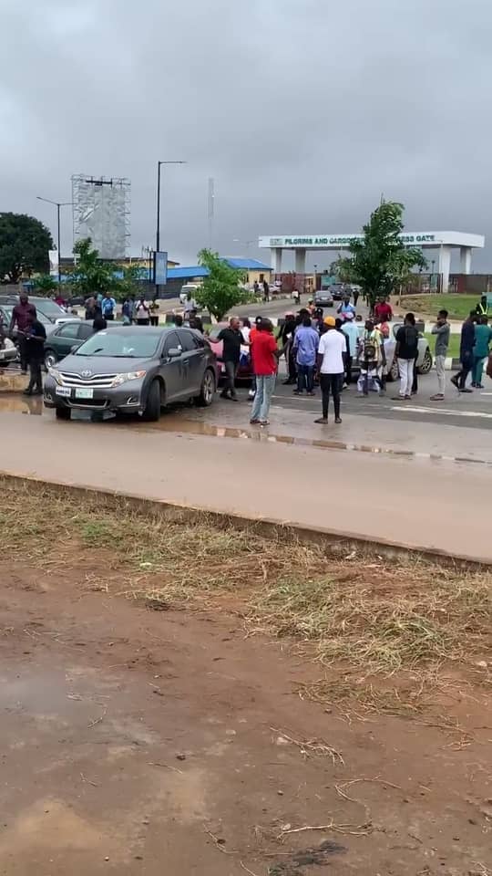 SaharaReporters's tweet photo. BREAKING: Nigerian Students Protest, Block Lagos Airport Road Over Prolonged Strike By University Lecturers, ASUU | Sahara Reporters https://t.co/EkxUcRFOOJ https://t.co/hWTQ2ITU9y