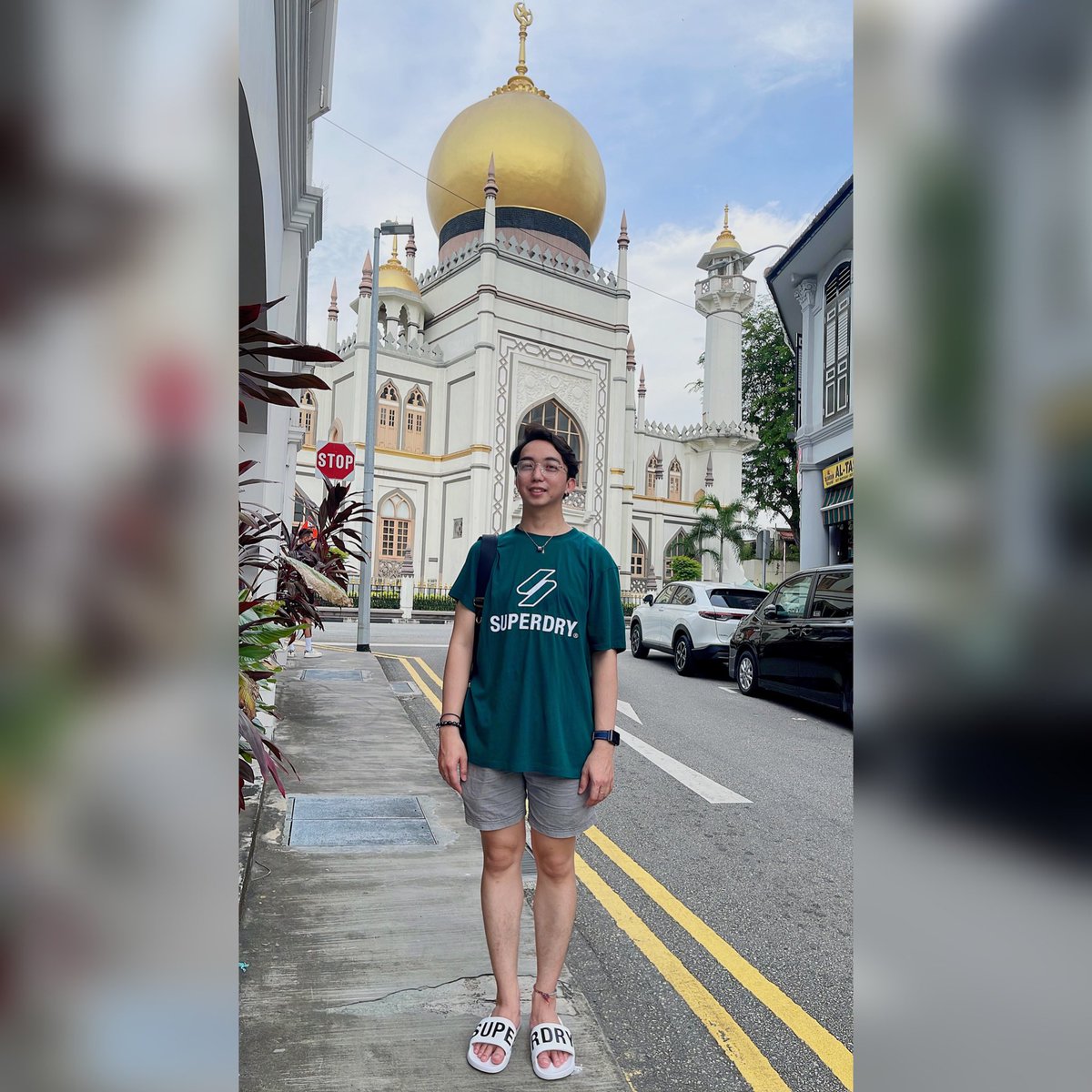 Henrychiwa's tweet photo. Hello 👋 こんにちはシンガポール！#シンガポール #旅行 #旅行好きな人と繋がりたい #superdry #arabstreet #Singapore https://t.co/EjksP2sNBt
