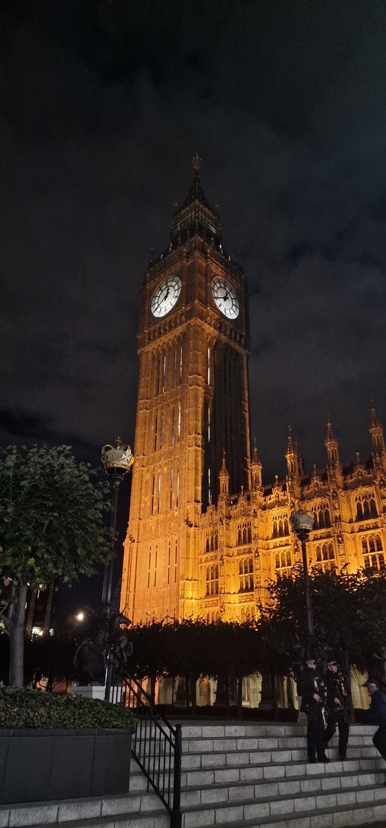 chrisbasiurski's tweet photo. Amazing experience alongside fellow civil service volunteers marshalling the #QueueE2. The indomitable people queuing really showed great spirit and created a wonderful atmosphere. They really showed the best of us #QueueWatch #queueforthequeue #queue https://t.co/VTkSBoOYcX