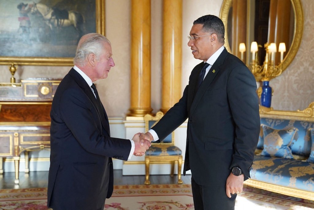 conradsimpson's tweet photo. Caption competition - I'll start
KING: So when are you planning to hold the referendum Brogad?
PM: A jus talk mid a talk sah - nobada fret"
#jamaicaheadofstate #referendum #ginal https://t.co/HXbRGAIi5R
