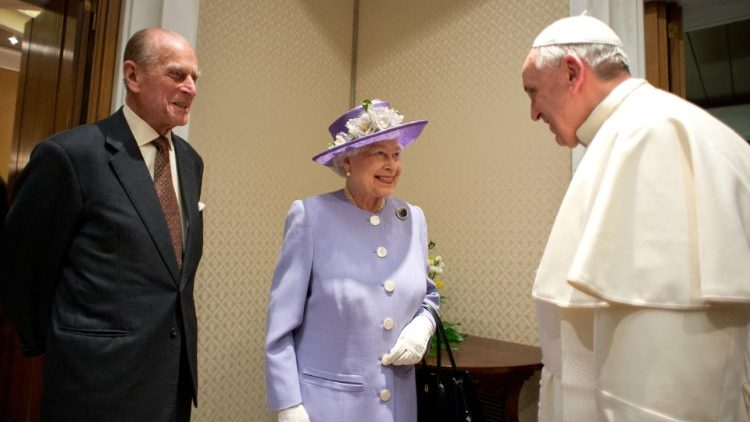 catholicpostuk's tweet image. Pope Francis will be represented at the Queen’s funeral by British Archbishop Paul Gallagher, Secretary for Relations with States. 
#QueenElizabethIIMemorial #QueenElisabeth  #ElizabethII #PopeFrancis @RoyalFamily @Pontifex