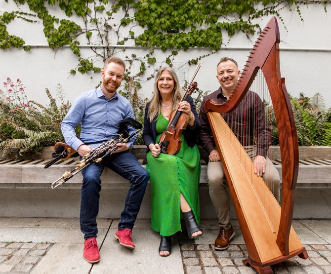 Cork Folk Festival is only a couple of weeks away. Mairéad Ní Mhaonaigh, Mark Redmond &amp; Cormac De Barra's visit to <a href="/TriskelCork/">Triskel Arts Centre</a> features on the October highlights reel.For further details visit below.

thegmanworld.com/2022/09/irish-… #irish #traditional #irishtrad #cork #corkfolkfestival