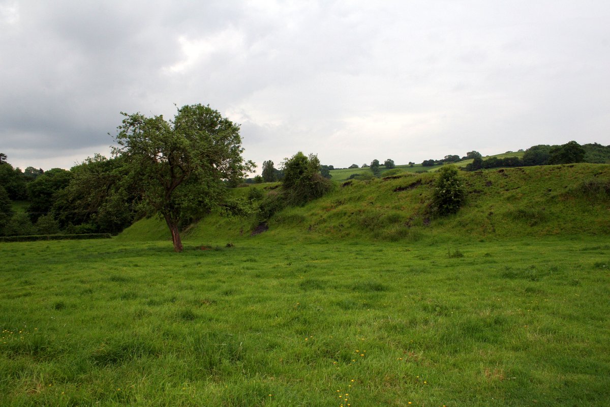 Ranaroth2's tweet photo. Somerset &amp; Dorset Railway. Cole, Pitcombe, Somerset. Embankment between the GWR railway and S&amp;D viaduct (blown up 1984). Photos: 22.06.2008. #railway #disused #SomersetandDorsetRailway #embankment #Cole #Pitcombe https://t.co/725WnW5u7N