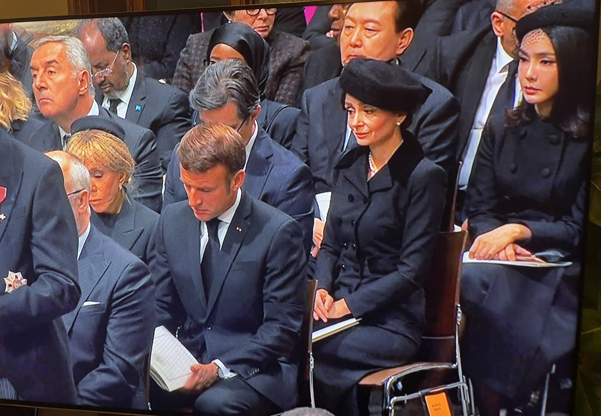 Thank you @President_KR Yoon Suk Yeol and First Lady Kim Keon Hee for travelling to the UK to join the State Funeral of HM Queen Elizabeth II, which begins shortly. 윤석열 대통령과 김건희 영부인께서 엘리자베스 2세 국장에 참석해주셔서 감사합니다.