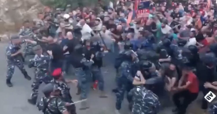 777_s__'s tweet photo. Difference.. No need for further comment. 

In the 1st picture peaceful protest of Azerbaijanis in front of Embassy of #Armenia. 

In the 2nd picture armenian “peaceful” protest ( brutal attack) in front of Embassy of Azerbaijan. 

#StopArmenianAggression https://t.co/il0spM1gDs