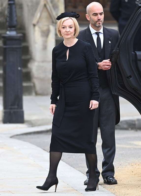 DailyMailUK's tweet photo. Liz Truss arrives at Westminster Abbey for Queen's state funeral https://t.co/H2XXGolvAk https://t.co/tJo8qyZmAB