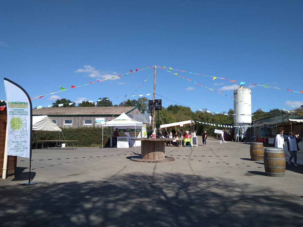 BleuBlancCoeur's tweet photo. 2 très belles journées aux portes ouvertes de la Ferme de la Bazinière à Saint-Maixent-de-Beugné (79 Deux-Sèvres) qui ont vu de très nombreux visiteurs découvrir les yaourts #BleuBlancCoeur de la Bazinière et un superbe marché de producteurs 😉 ! #FermeDeLaBazinière https://t.co/qSLfIyeHAJ