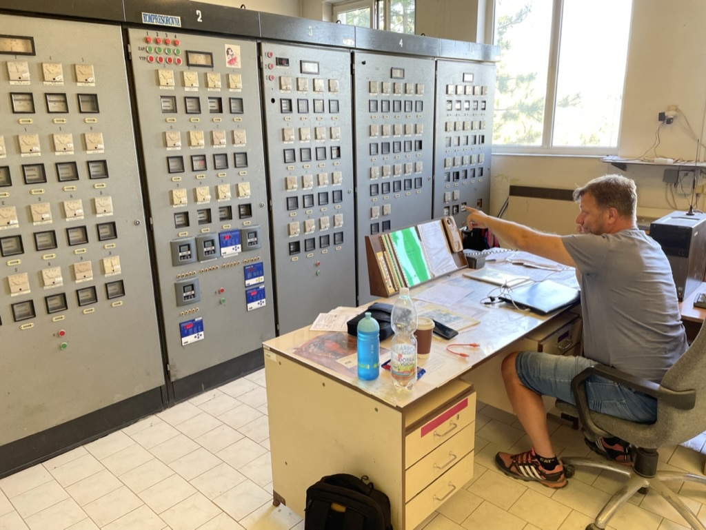 FlowboxEnergy's tweet image. We don&apos;t always get to work with the newest technology when updating our customers&apos; systems with #Flowbox, but even so we are able to lead the way towards an energy efficient and sustainable future! 🌱🏘 

#technology #digitalization #buildingmanagement #energyefficiency #esg