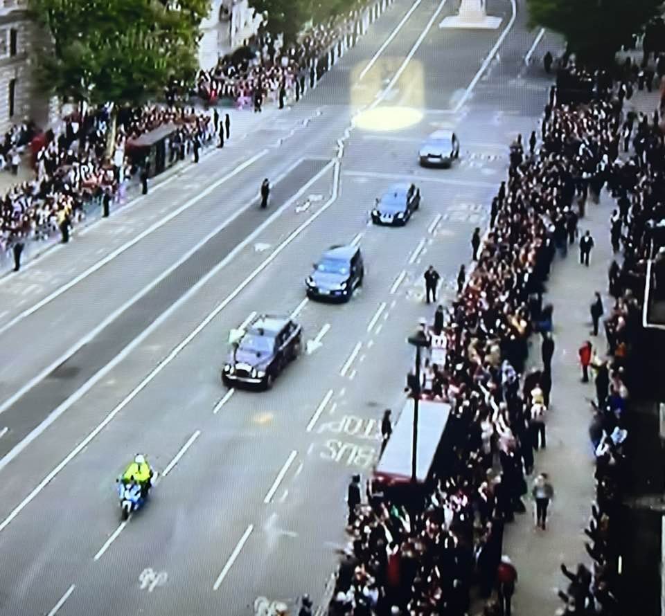 Koskoca İngiltere Kralinin konvoyu
4 Araba 1 motor !!!!
#dünyalideri #QueenElizabeth #queenfuneral