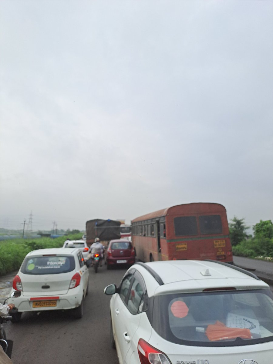 Rtr_kinjal's tweet photo. Mentally tortured with daily extreme bad traffic due 2 worst road condition on mankoli to majiwada road-thane creek bridge.@PMOIndia @CMOMaharashtra @mieknathshinde @TMCaTweetAway @ThaneTraffic pls do smething as trucks jamming the roads badly.tweeted alot but no resolution https://t.co/UEMEmYUVsO