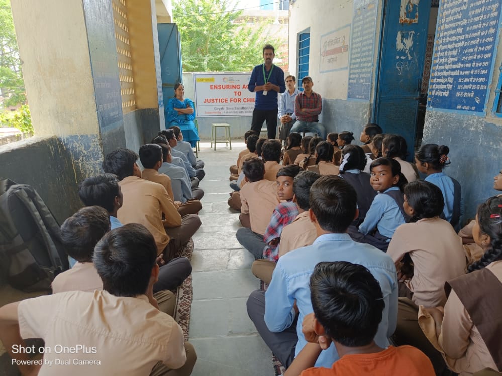 GSS_Udaipur's tweet photo. We work to ensure that the rights of every child are realized. In line with that, an awareness campaign was organized in Government Senior Secondary School, Sajjannagar, Udaipur. The children were informed about Childline number 1098, good touch-bad touch, and child labor. https://t.co/3EKmw8jvHw