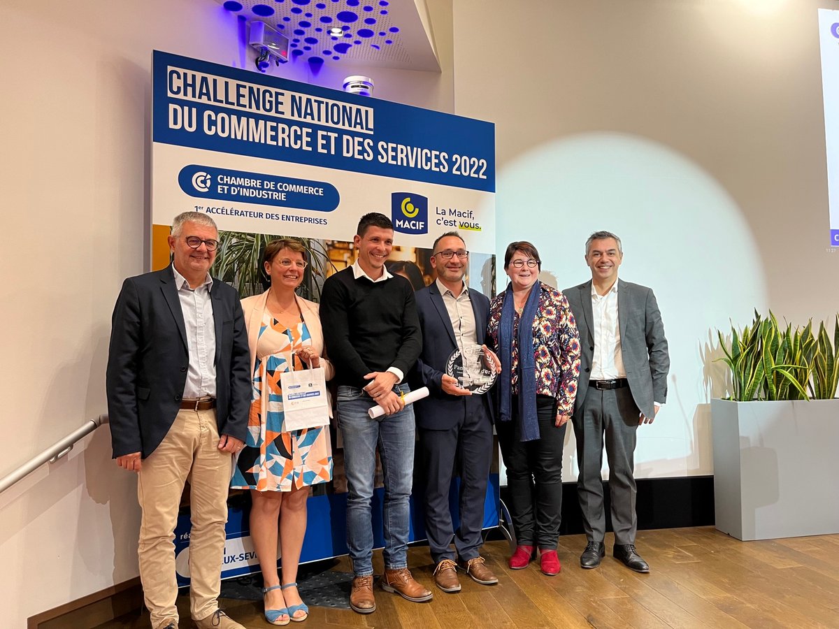 CCIDeuxSevres's tweet photo. Challenge National Commerce &amp; Services 2022 organisé par @ccifrance avec @MacifAssurances 🎉 Bravo à l’association Anim’en Flech située à la Flèche @cci72, pour son #PrixPanonceauOr2022. Soutenons le commerce local @Economie_Gouv https://t.co/0qF76zKmMI