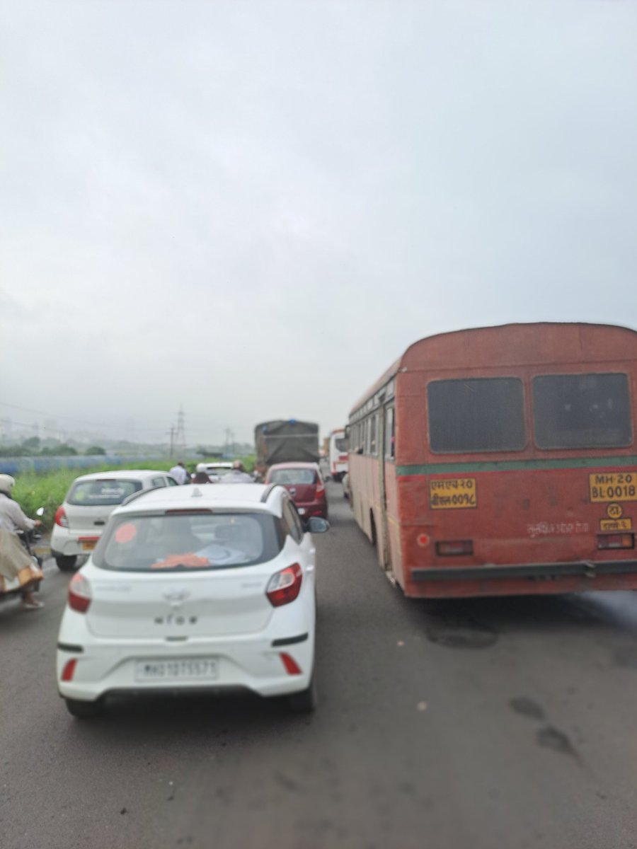 Rtr_kinjal's tweet photo. Mentally tortured with daily extreme bad traffic due 2 worst road condition on mankoli to majiwada road-thane creek bridge.@PMOIndia @CMOMaharashtra @mieknathshinde @TMCaTweetAway @ThaneTraffic pls do smething as trucks jamming the roads badly.tweeted alot but no resolution https://t.co/UEMEmYUVsO