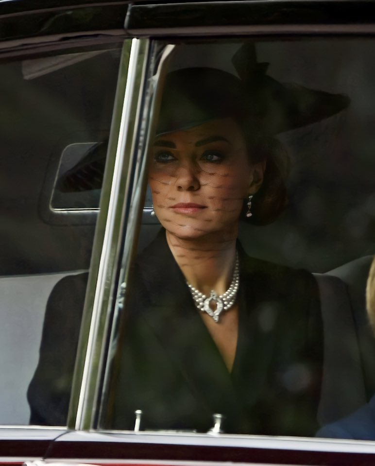Wow.

The Princess of Wales today arriving at Westminster Abbey🖤