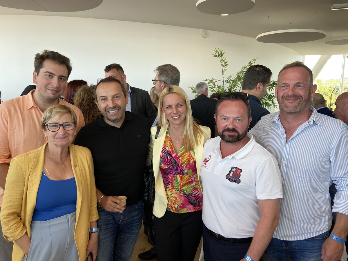 gisele_lelouis's tweet photo. Un superbe week-end de rentrée avec mes collègues et amis du @RNational_off à Agde ! ☺️🇫🇷 #Marine2027 #RNAgde
#ToutCommence https://t.co/9Ziw2bG7iy