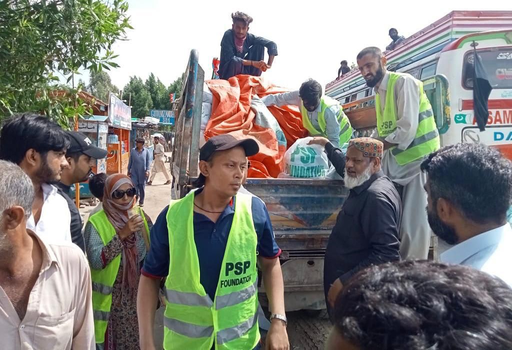 MQMPUpdates's tweet photo. وائس چیئرمین پاک سر زمین پارٹی شبیر احمد قائم خانی نے  PSP فاؤنڈیشن کی جانب سے سیلاب سے متاثرہ خاندانوں میں امدادی سامان غذائ اجناس ، خشک اجناس ملبوسات ، اور پینے کا پانی تقسیم کیا
@KamalPSP 
#PSP #MustafaKamal #PSPFoundation #FloodsInPakistan2022 https://t.co/3t3i95mqtC