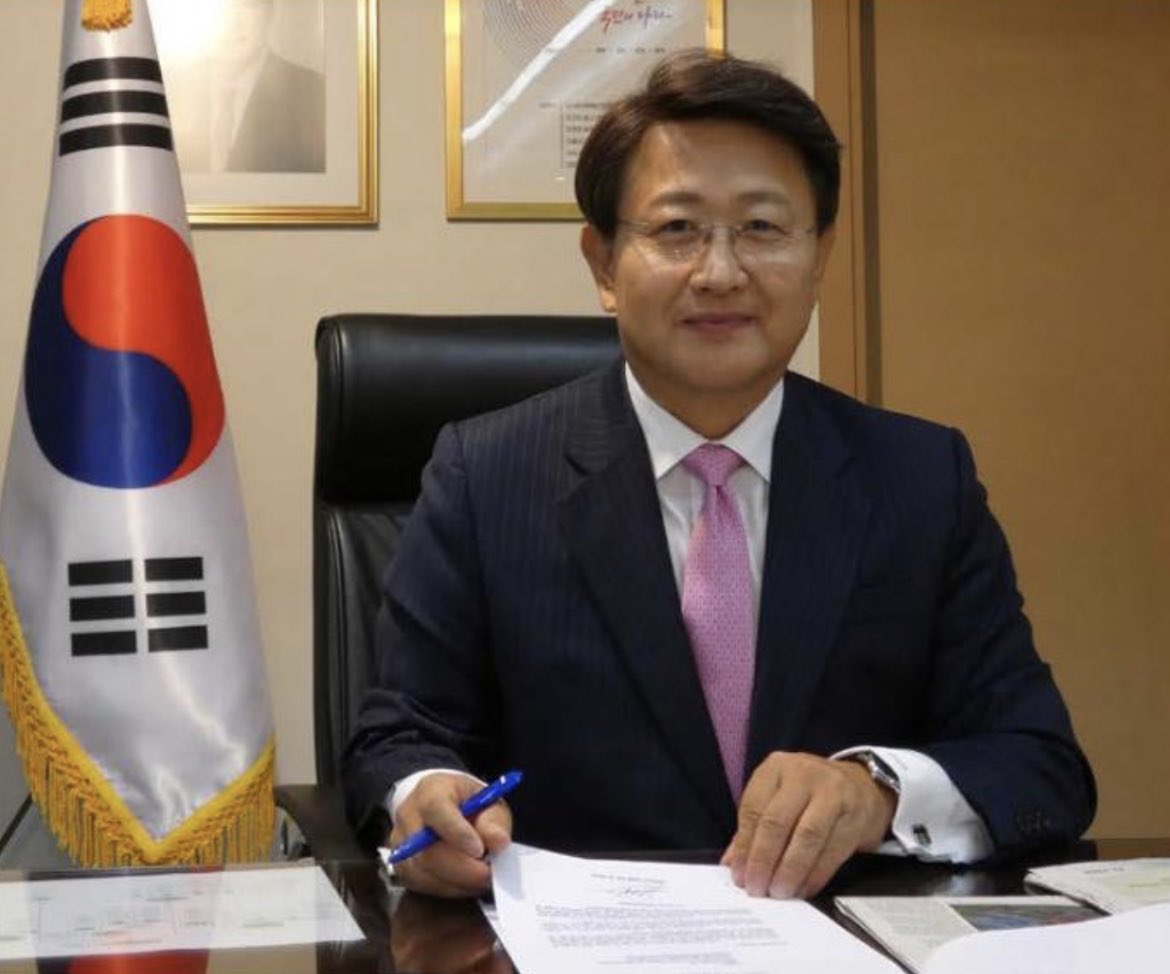 Embajador de la República de Corea

Conoce al embajador de la República de Corea en España, Excmo. Sr. Bahk Sahnghoon. 

Lee el artículo completo en:
diplomaticworldmagazine.com 

Medio del Grupo Decisión Media 
grupodecisionmedia.com 
#GrupoDecisionMedia #Corea #Magazine #negocios