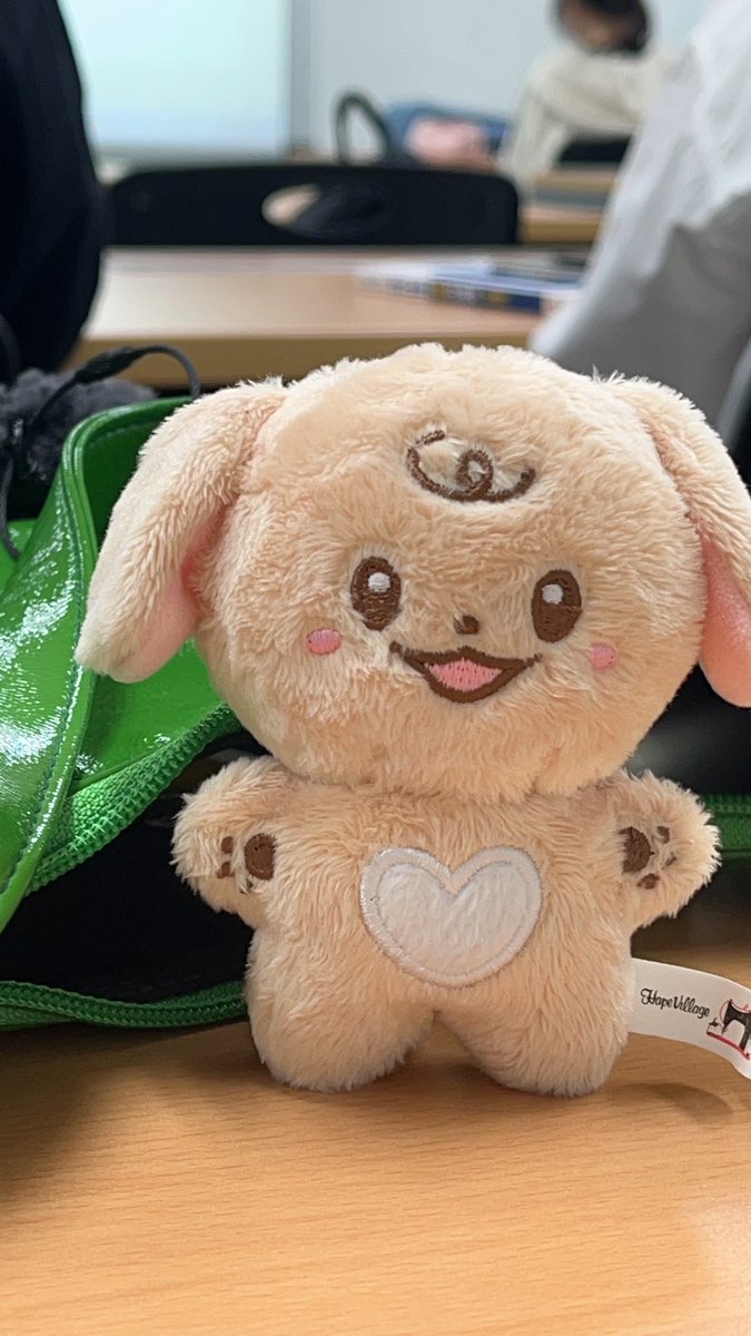 심뭉이 누나 따라서 공부 중-!
근데 영어라 누나보다 심뭉이가 더 잘한대여~~ 혼자서도 설 줄 아는 우리 심뭉이는 천재강아디 ㅠㅠ 칭찬 백반벙 궁딩팡팡