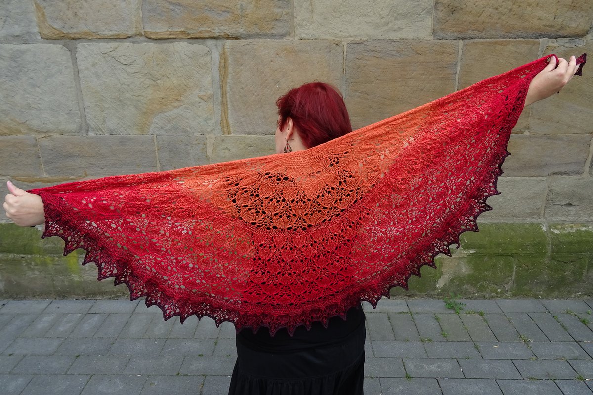 Selana1505's tweet photo. One of my favourite designs (shh, don't tell the other ones) is still the Fire Dragon shawl. It's designed to make the most of gorgeous gradient yarns
Pattern: https://t.co/ZlbiGZAhKz
#KnittingTwitter #KnittingPattern #ShawlKnitting #ElevensesHour #CraftBizParty #OffRavDesigner https://t.co/iWQmayhECo