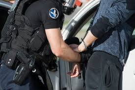 Gendarmerie_027's tweet photo. Démantèlement d'un trafic de stupéfiants par la compagnie de Bernay. 50 gendarmes mobilisés dont 3 équipes cynophiles. 17 individus interpellés. 3 véhicules saisis. 27ème réseau démantelé depuis le début de l'année par les gendarmes du GGD 27 ! Le combat contre ce fléau continue! https://t.co/x0kc5Kl6F7