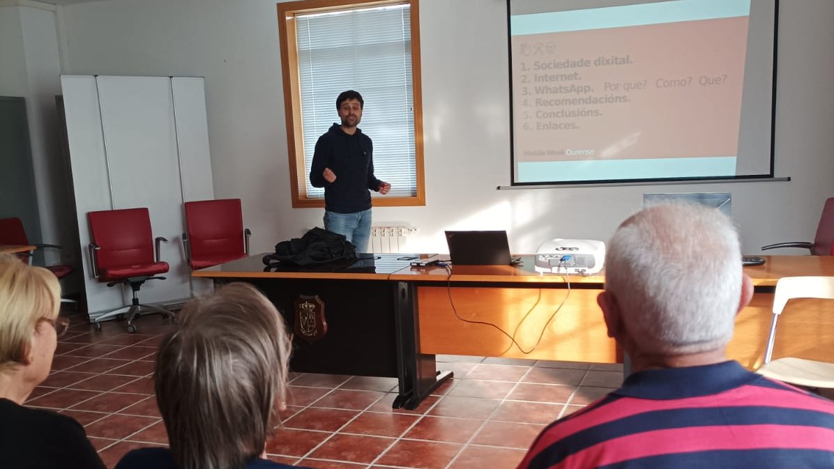 concello_oirixo's tweet photo. 📲 Este sábado pasado recibimos de novo a visita de @mobileweekou22 da man de Iván Luis, Colexiado do CPEIG, cunha sesión formativa pasa sacarlle proveito ás ferramentas móbiles. Esta actividade estaba dirixida a maiores.

#mWeekOU22 https://t.co/UQyB1TN1ro