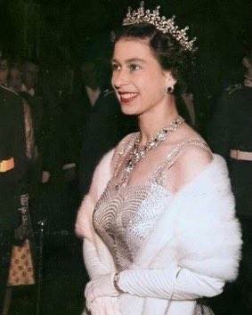 WittilyLonely's tweet photo. La portata storica di quest’evento non ha eguali. Quest’abbazia ha accompagnato tutta la sua vita, è stato il luogo della modernizzazione, dell’amore e anche del dolore. 
Qui 70 anni fa veniva incoronata, in quello stesso posto che oggi è quello dell’addio. #QueenElizabethII https://t.co/0OF4qv5YJE