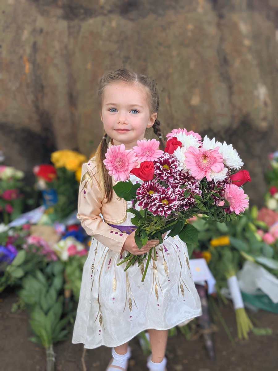 GemAllen's tweet photo. ‘Thank you ma’am for everything’ 👑🇬🇧🐻 Alara-Star loved laying her specially chosen flowers for the Queen today 🌸 She was adamant we needed purple &amp; pink, and we made sure we found them 💜 

#restinpeace #queenelizabeth #godsavethequeen #london #buckinghampalace #stjamespark https://t.co/SuyV1ggsSl