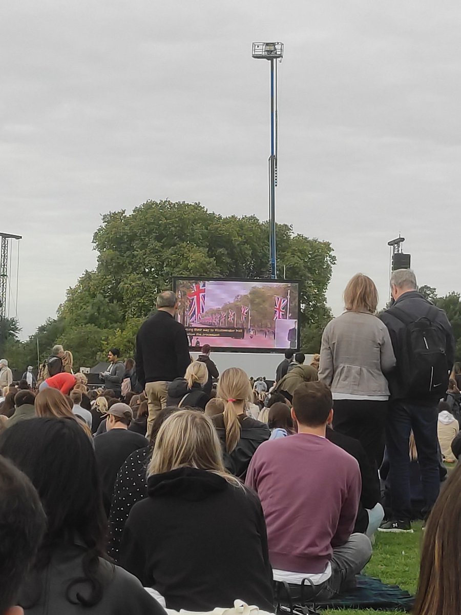 Keilotajoaquina's tweet photo. O Hyde Park está com telas para transmissão do funeral da #RainhaElizabeth #ElizabethQueen https://t.co/qF5epd6r13