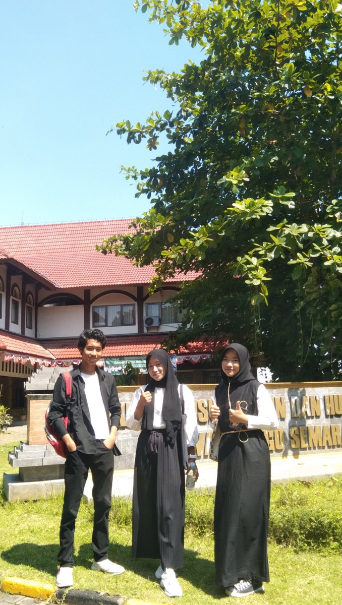 saeka1424's tweet photo. Nganggo kelambi Ireng-ireng koyo wong arep ngelayat https://t.co/Zyb12tKqsf