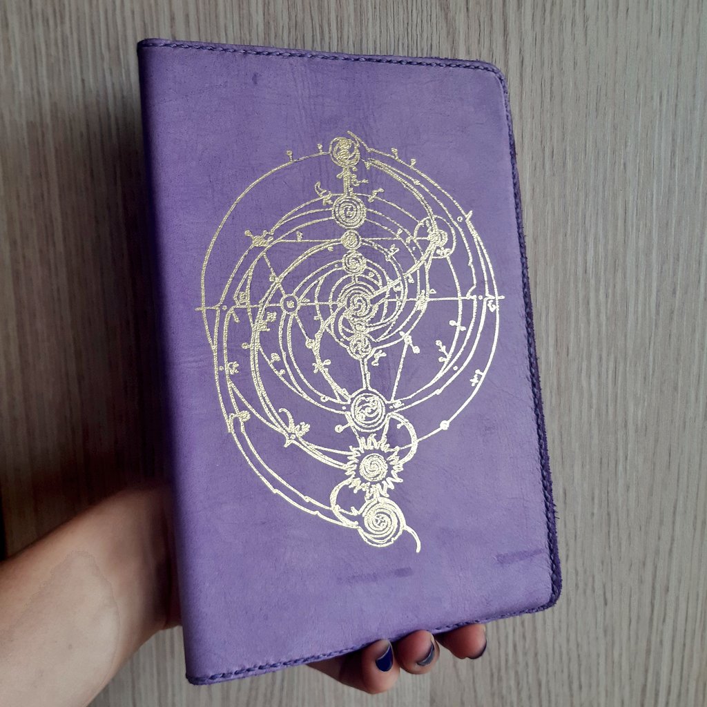 ManlimaCosplay's tweet photo. ¡¡Esta pequeña ha encontrado casa en Australia!! ¡¡La gran conjunción se acerca!! #darkcrystal #aughra #Thra #etsyshop #leathernotebook #artesania https://t.co/fWnXixzUW9