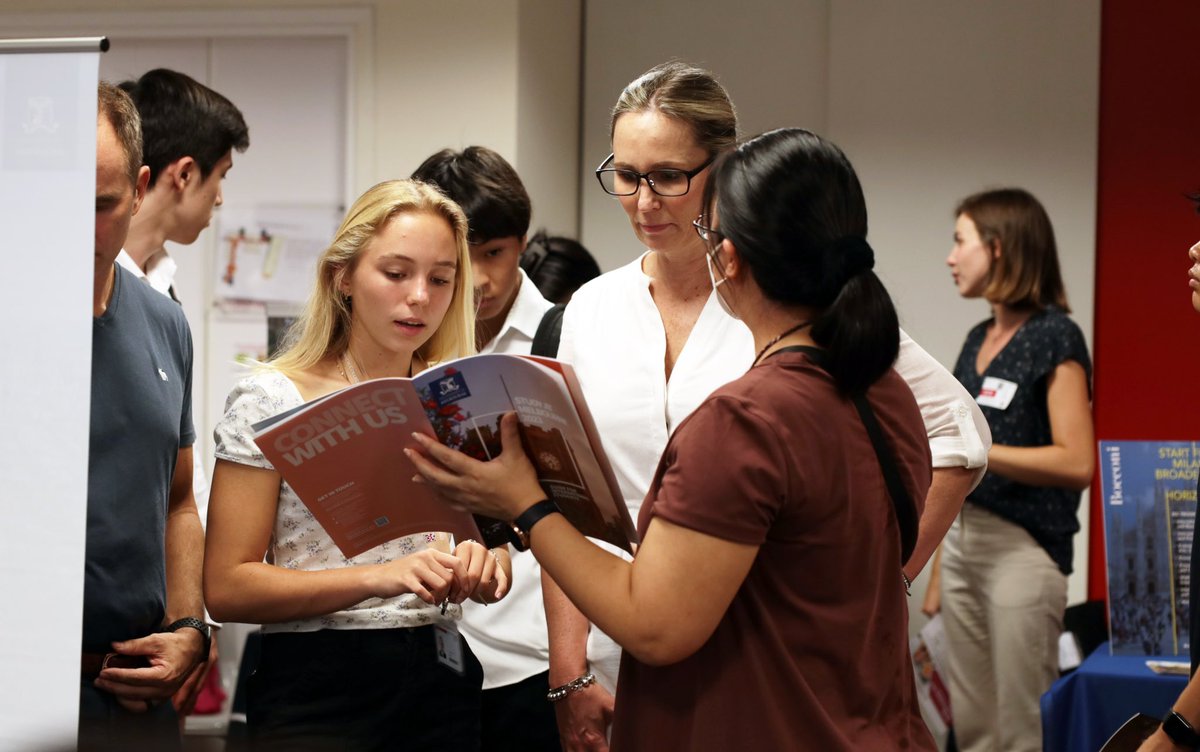 DCSG_Dulwich's tweet photo. Our Year 12 and 13s were spoiled for choice today at the #LionCityFair as they learned about different universities available globally and discovered their potential Best Fit course from over 100 vendors 🧑‍🏫

#DCSG #MyBestFit #University #PersonalisedPathways #GraduateWorldwise https://t.co/5yFmpWIf9I