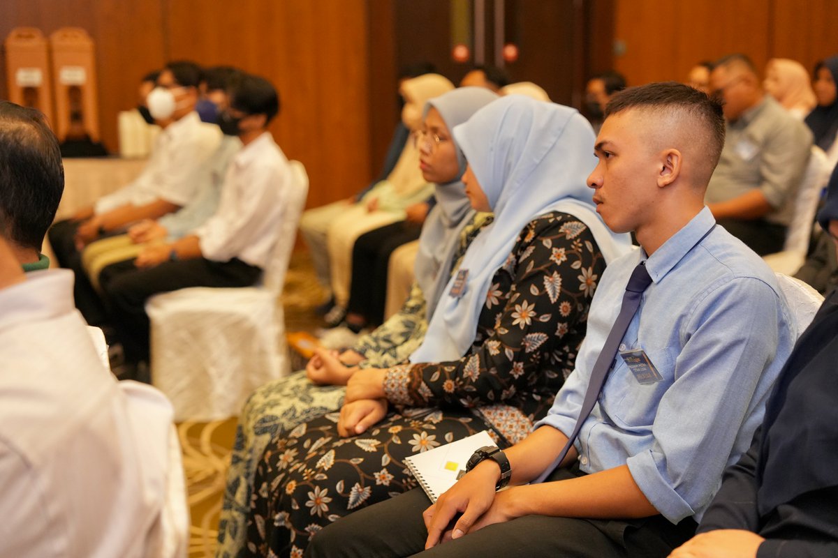 lescopaque's tweet photo. Hari ini berlangsungnya kemasukan pelajar baru di Les' Copaque Animation Academy (LCAA). Pengambilan pelajar sesi baru ini adalah hasil kerjasama dengan Yayasan Felda yang mana semua pelajar-pelajar ini menerima tajaan biasiswa bagi pengajian mereka.
#UpinIpin #LCAA https://t.co/dGAkCNVKSE