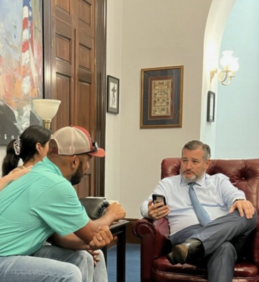 1/  THREAD: Body Language and Behavior Analysis No. 4664: Ted Cruz with Parents of child murdered during Uvalde School Shooting
#BodyLanguage #BehaviorAnalysis #LexiRubio #EmotionalIntelligence #TedCruz #Uvalde #GunControl