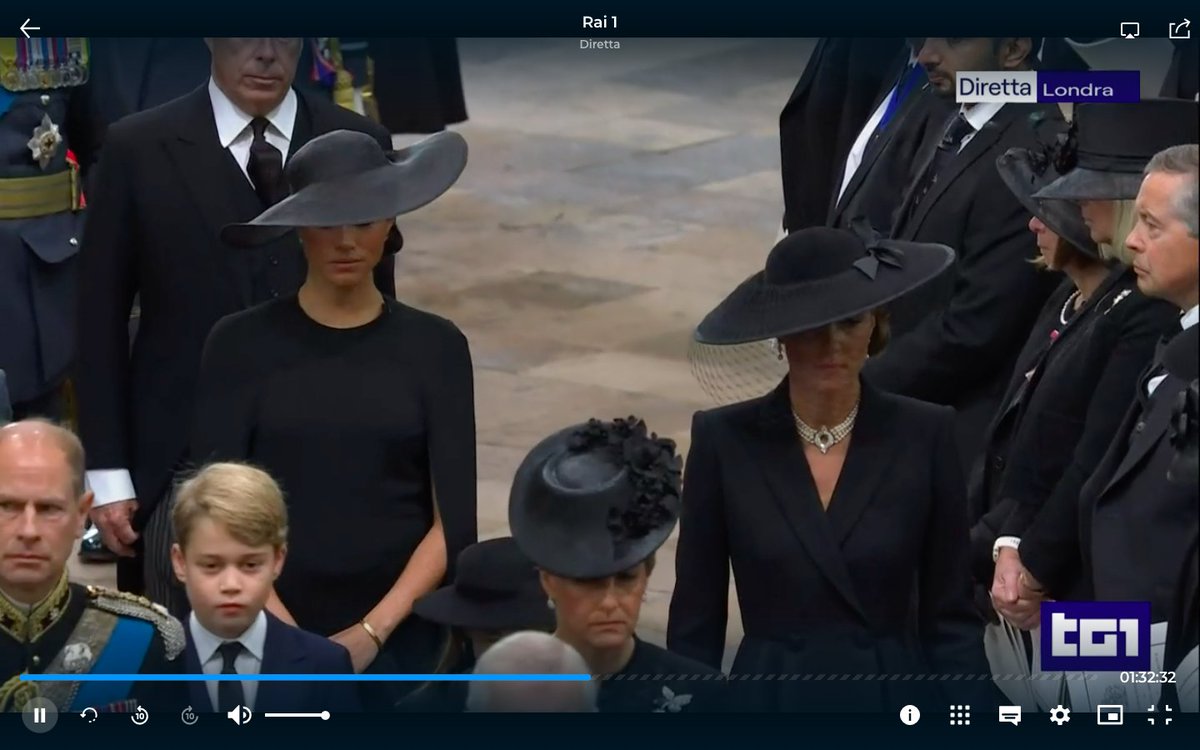 Epnoveotto's tweet photo. Oggi sono solo dei semplici parenti che hanno perso un caro, la loro guida
#QueenElizabethII https://t.co/7LMLTVLHtl