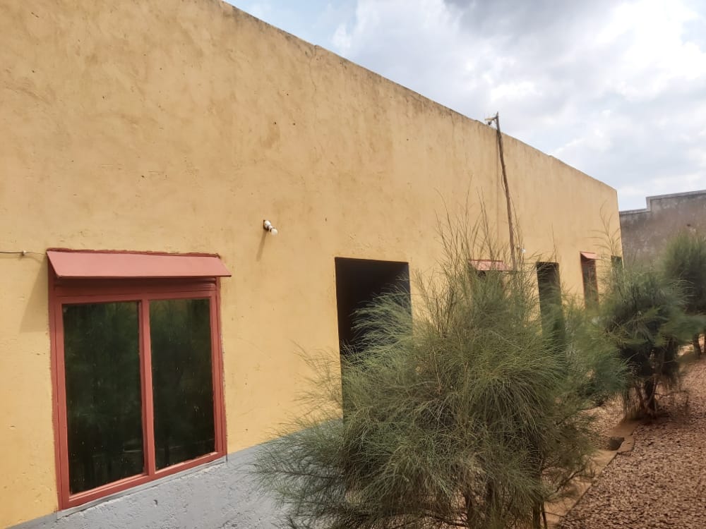 DanidoProperty's tweet photo. RENTALZ FOR SALE:

SEVENTEEN (17) DOUBLE UNITS SELF CONTAINED WITH KITCHEN AVAILABLE FOR SALE AT SEGUKU KATALE ON ENTEBBE ROAD  GENERATING 6.5M PER MONTH ON 30 DECIMALS MAILO LAND WITH TITLE AT SELLING PRICE 500M (negotiable)
call 0701380000
#residential
#property 
#land https://t.co/HY9Y3wC9fz