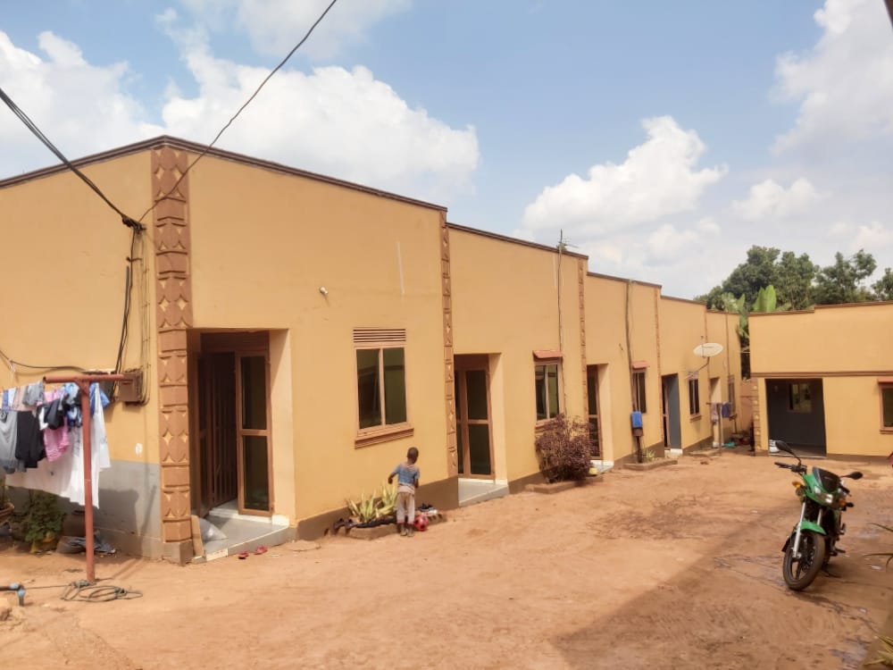 DanidoProperty's tweet photo. RENTALZ FOR SALE:

SEVENTEEN (17) DOUBLE UNITS SELF CONTAINED WITH KITCHEN AVAILABLE FOR SALE AT SEGUKU KATALE ON ENTEBBE ROAD  GENERATING 6.5M PER MONTH ON 30 DECIMALS MAILO LAND WITH TITLE AT SELLING PRICE 500M (negotiable)
call 0701380000
#residential
#property 
#land https://t.co/HY9Y3wC9fz