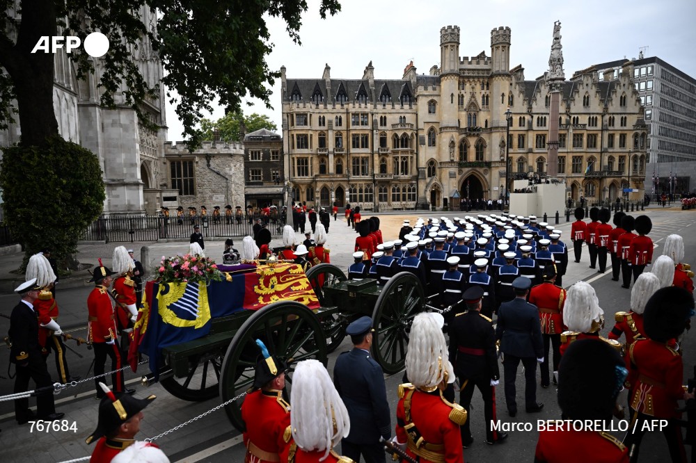[A LA UNE A 12H]
Le cercueil de la reine Elizabeth II vient d'entrer dans l'abbaye de Westminster, où se tiennent les funérailles de la souveraine britannique #AFP 1/5