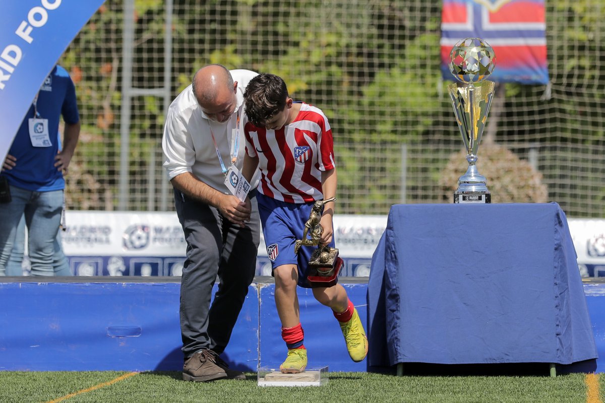 mfootballcup's tweet photo. The #MadridFootballCup's individual awards 💪🏻
The tournament's best player, Aarón Ramos (@AtletiAcademia), immortalized his footprint on yet another MFC tradition 🤩👏🏻
#MFC22 https://t.co/PGrbYqCAkr