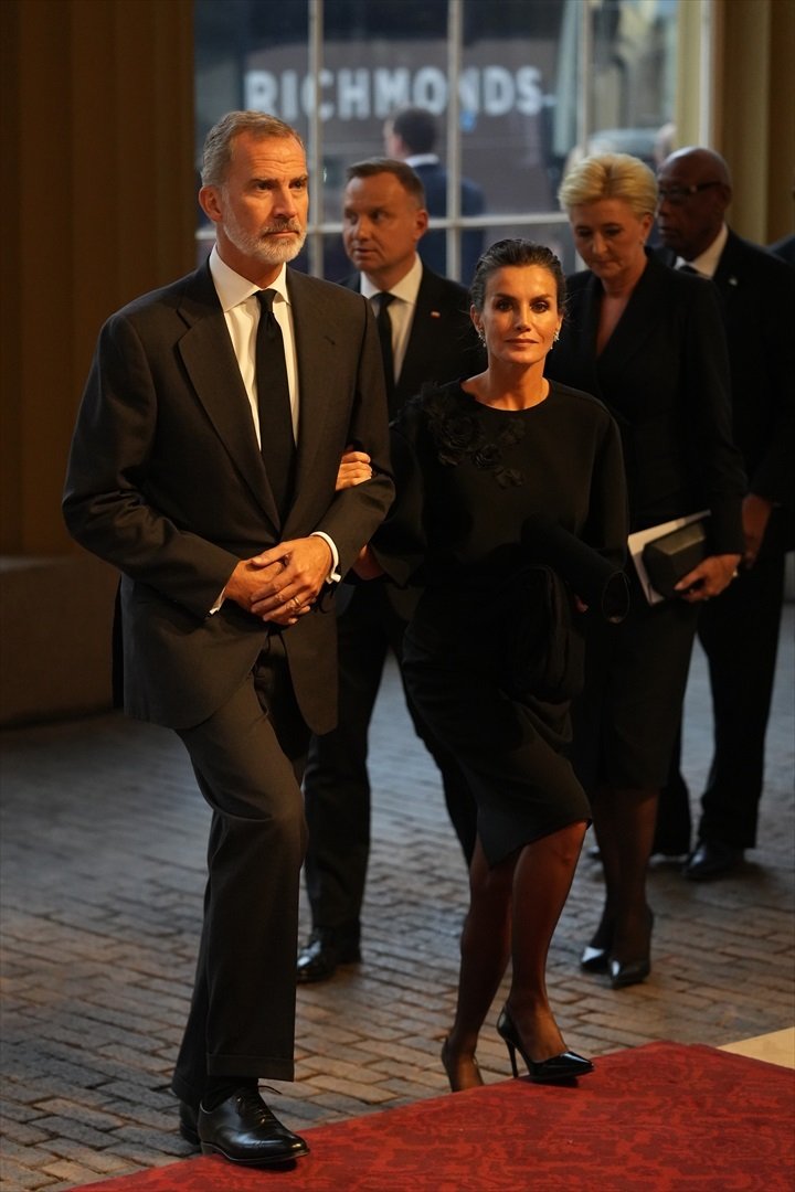 ume_umes's tweet photo. El Rey Felipe VI y la Reina Doña Letizia en la recepción ofrecida ayer, por el Rey Carlos III a los Jefes de Estado e Invitados Oficiales, en el Palacio de Buckingham, antes del funeral de la Reina Isabel II. @RoyalFamily https://t.co/LnpBw9gWgA