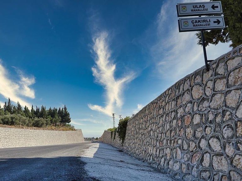 alicumhurtaskin's tweet photo. TARSUS-ÇAMLIYAYLA YOL YAPIM ÇALIŞMALARI HIZLA DEVAM EDİYOR... 🚧 🚛 🛣

#Takbaş, #Sucular ve #Ulaş Mahallelerimiz arasındaki kısımda asfaltlama çalışması tamamlanan ve hizmete açılan #Tarsus- #Çamlıyayla yolu #Tarsuslu ve #Çamlıyaylalı hemşehrilemize hayırlı uğurlu olsun. https://t.co/JFnDfNdmFZ