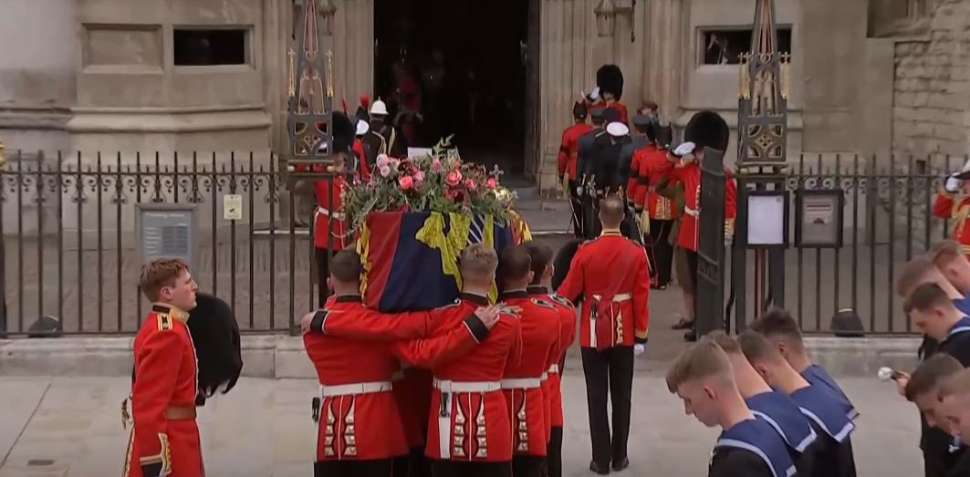 The coffin of Her Majesty The Queen has arrived at Westminster Abbey. The service is now underway. 📷 @ForcesNews